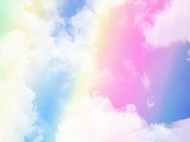 schönheit süß pastellgelb violett bunt mit flauschigen wolken am himmel. mehrfarbiges Regenbogenbild. abstrakte Fantasie wachsendes Licht foto