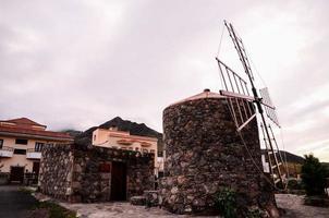 traditionell Stein Windmühle foto