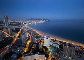 das Küste und hoch erhebt euch Horizont von Benidorm foto