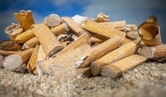 Zigarette Stummel fallen gelassen und links im ein Stapel auf ein schön Strand foto