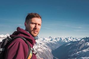 jung Mann beim das Gipfel von das Matterhorn Gletscher Paradies. erkunden schweizerisch Alpen von das oben von das Gletscher. foto