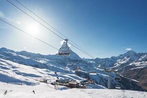 schön Aussicht von gornergrat, Zermatt, Matterhorn Ski Resort im Schweiz mit Kabel Stuhl Aufzug Transport. Ski Aufzüge im Schweiz. Winter Feiertage. foto