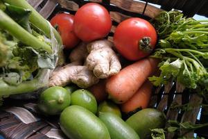 Schüssel frisches Gemüse auf dem Tisch foto