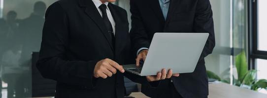 unternehmer und geschäftsleute konferenzen im modernen tagungsraum, glückliche gemischtrassige mitarbeiter haben spaß bei der zusammenarbeit bei bürotreffen, asiatischem teamwork-konzept foto