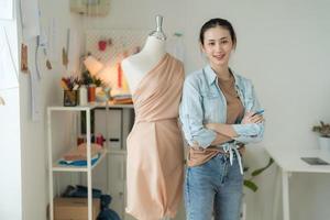 weiblich Unternehmer sind Herstellung Neu Kleidung Sammlungen. foto