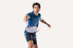 Badminton Spieler im Sportbekleidung steht halten ein Schläger und Federball im das Weiß Hintergrund foto