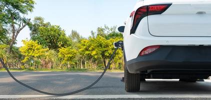 E-Mobilität, elektrisch Fahrzeug aufladen, elektrisch Auto Laden Bahnhof foto