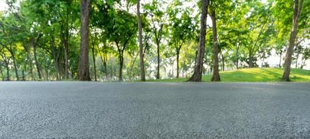 leeren Autobahn Asphalt Straße im Landschaft Grün Park foto