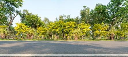 leeren Autobahn Asphalt Straße im Landschaft Grün Park foto