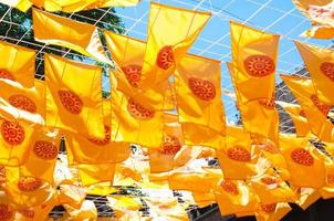 Thammachak Flagge Gelb im Tempel wat Phan tao auf Blau Himmel Tempel Nord Thailand foto