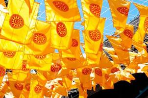 Thammachak Flagge Gelb im Tempel wat Phan tao auf Blau Himmel Tempel Nord Thailand foto