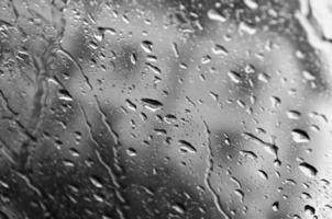 Wasser Tropfen auf Glas Textur abstrakt schwarz dunkel Hintergrund, selektiv Fokus foto