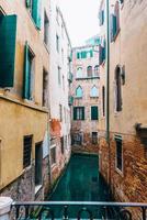 schmale Kanäle von Venedig Italien foto