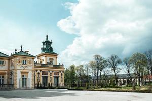 Warschau, Polen 2017 - alter antiker Palast in Warschau Wilanow, mit Parkarchitektur foto