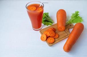 Draufsicht auf Karottensaft foto