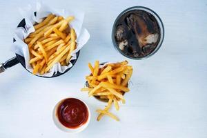 Draufsicht auf Pommes und ein Soda foto