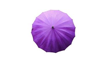 Regenschirm lila und Wasser fallen isoliert auf ein Weiß Hintergrund mit Ausschnitt Pfad foto