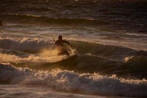 Kitesurfer beim Sonnenuntergang foto