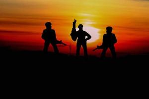 Silhouette Soldaten mit Sonnenuntergang und Kopieren Raum hinzufügen Text foto