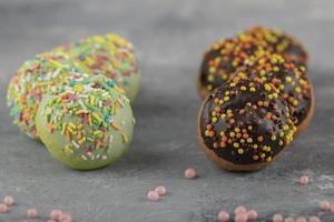 bunte süße Schokolade kleine Donuts mit Streuseln foto