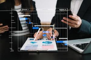 Projektmanager arbeitet und aktualisiert Aufgaben mit Meilensteinen, Fortschrittsplanung und Gantt-Diagramm, Planungsdiagramm. Geschäftsstraßenbahn, die im Büro arbeitet foto