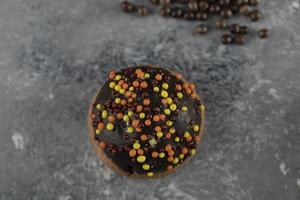 ein schokoladensüßer Donut mit Streuseln foto