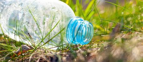 leere Plastikflasche auf dem Boden foto