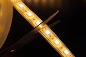 überschüssigen LED-Streifen abschneiden foto