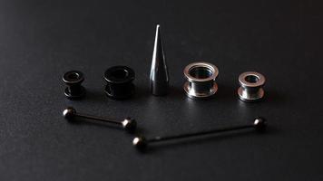 Piercing-Werkzeuge auf einem schwarzen Hintergrund foto