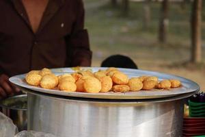 fusca Chotpoti ist Beliebt Straße Essen von Bangladesch und Indien. diese Essen sieht aus mögen chips.a Straßenrand Geschäft indisch Bengali Essen Gericht und pot.testy und lukrativ essen.das Gericht besteht hauptsächlich von Kartoffeln foto
