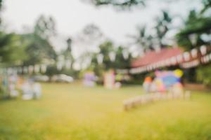 Defokussiertes Bokeh und unscharfer Hintergrund von Gartenbäumen im Sonnenlicht mit Vintage-Ton. foto