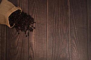 Kaffeebohnen auf einem Holztisch, lieben es, Kaffeekonzept zu trinken