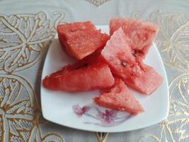 Mittel Scheibe Stücke Wassermelone im ein Teller foto
