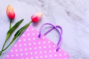 Draufsicht auf Geschenktüte und Tulpen foto