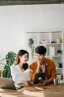 Porträt von Erfolg asiatisch Geschäft Menschen Arbeiten zusammen im Zuhause Büro. Paar Zusammenarbeit Anfang Konzept foto