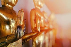 schließen oben Hand von uralt Buddha Bild mit Raum zum Textur und Licht Leck Hintergrund. foto