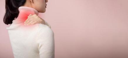 asiatisch jung Frau halt ihr Hand auf Schmerzen Hals und Verletzung schmerzen Schulter Stress Problem Muskel. Büro Syndrom Krankheit, Gesundheitswesen Welt Gesundheit Tag Konzept. foto