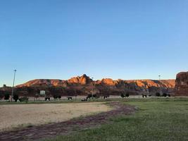 ein schön tagsüber Aussicht von ein Winter Park im al ula, Saudi Arabien. das Park ist umgeben durch uralt Hügel. foto