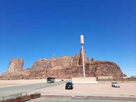 ein schön tagsüber Aussicht von ein Winter Park im al ula, Saudi Arabien. das Park ist umgeben durch uralt Hügel. foto