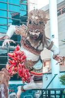 ogoh-ogoh ist ein balinesisch traditionell Riese Marionette gemacht von Bambus und Papier Mache, Darstellen böse Spirituosen. es ist vorgeführt um Vor das Nyepi Tag zu Station aus Negativität. foto