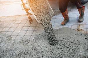 Beton Zement Arbeit zum Fußboden Gießen mit Draht Gittergewebe beim das Konstruktion Agentur foto