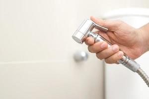 Reinigung Mitarbeiter Prüfung das Toilette Spritzgerät. foto