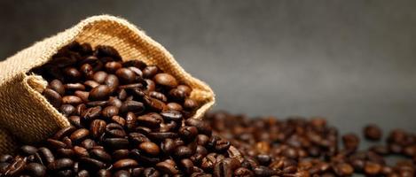 Foto Makro Nahaufnahme Textur von gerösteten Kaffeebohnen dunkel, kann als Hintergrund verwendet werden.