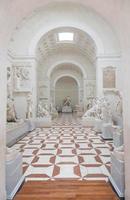 Possagno, Italien - - Antonio Canova Museum. Galerie Innere mit Antiquität Sammlung von Statuen foto