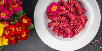 Zuckerrüben Pasta Rote Beete Soße Gemüse Essen gesund Mahlzeit Essen Snack auf das Tabelle Kopieren Raum Essen Hintergrund rustikal oben Aussicht Vegetarisch vegan oder Vegetarier foto