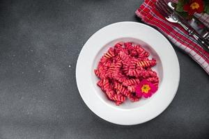 Zuckerrüben Pasta Rote Beete Soße Gemüse Essen gesund Mahlzeit Essen Snack auf das Tabelle Kopieren Raum Essen Hintergrund rustikal oben Aussicht Vegetarisch vegan oder Vegetarier foto