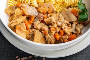 Fleisch Gekröse Pasta Pasta Fusilli frisch bereit zu Koch gesund Mahlzeit Essen Snack auf das Tabelle Kopieren Raum Essen Hintergrund rustikal foto