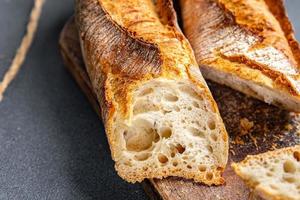 Stangenbrot frisch Brot ganze Weizen Mehl Sauerteig Mahlzeit Essen Snack auf das Tabelle Kopieren Raum Essen Hintergrund rustikal foto