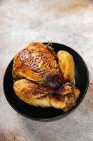 gebacken Hähnchen Fleisch Geflügel frisch Mahlzeit Essen Snack auf das Tabelle Kopieren Raum Essen Hintergrund foto