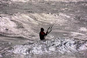 Kitesurfer beim Sonnenuntergang foto